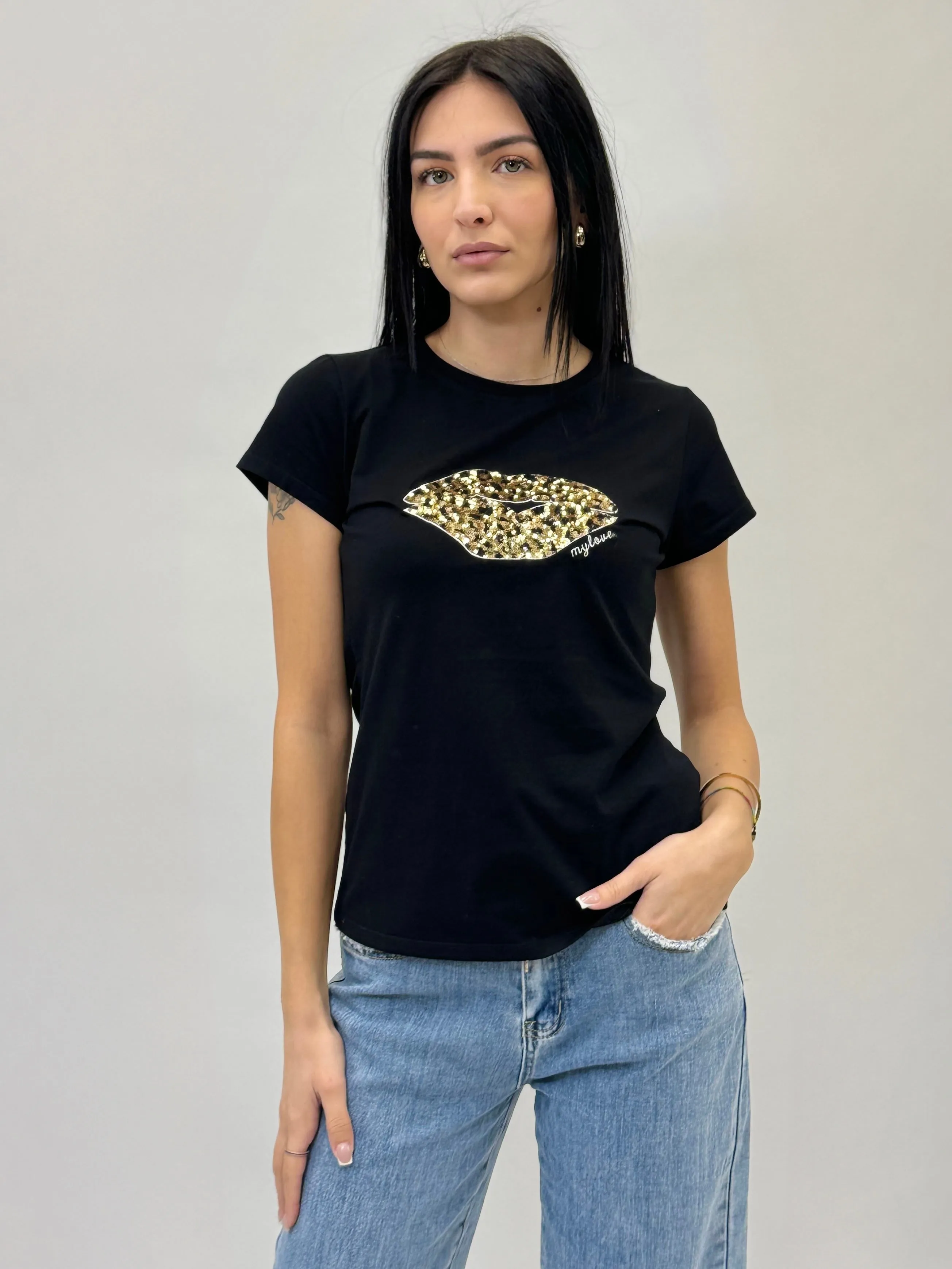 T-shirt in cotone con ricamo kiss