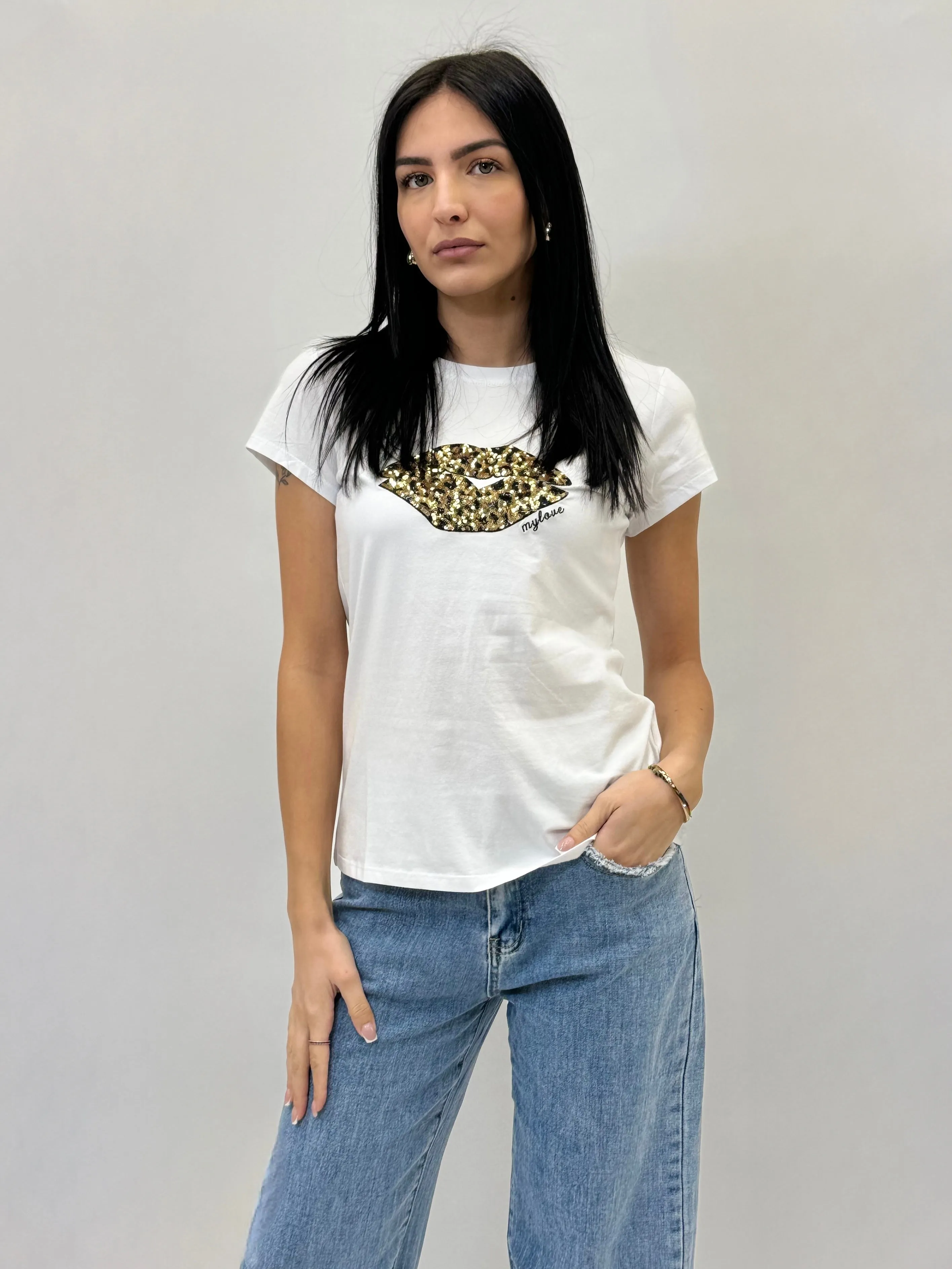 T-shirt in cotone con ricamo kiss